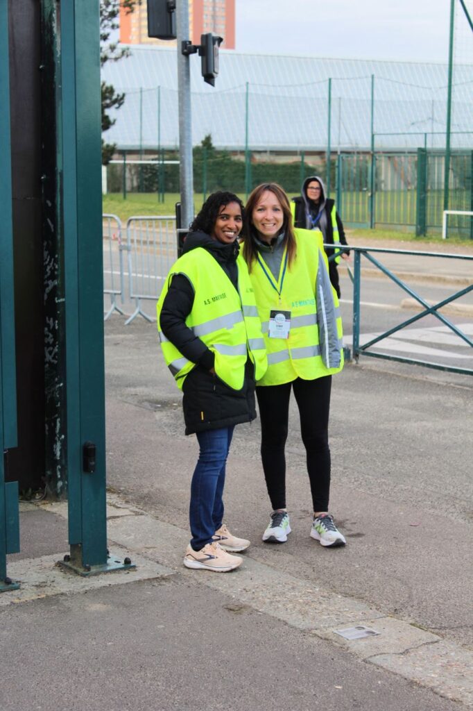 Deux bénévoles souriantes à l’entrée du stade