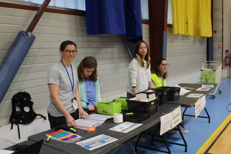 Bénévoles au stand de retrait des dossards