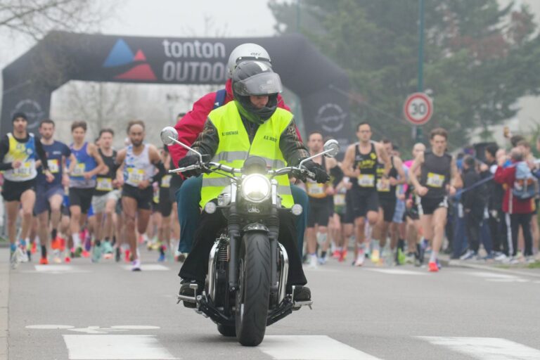 Moto ouvreuse AS Mantaise devant le peloton