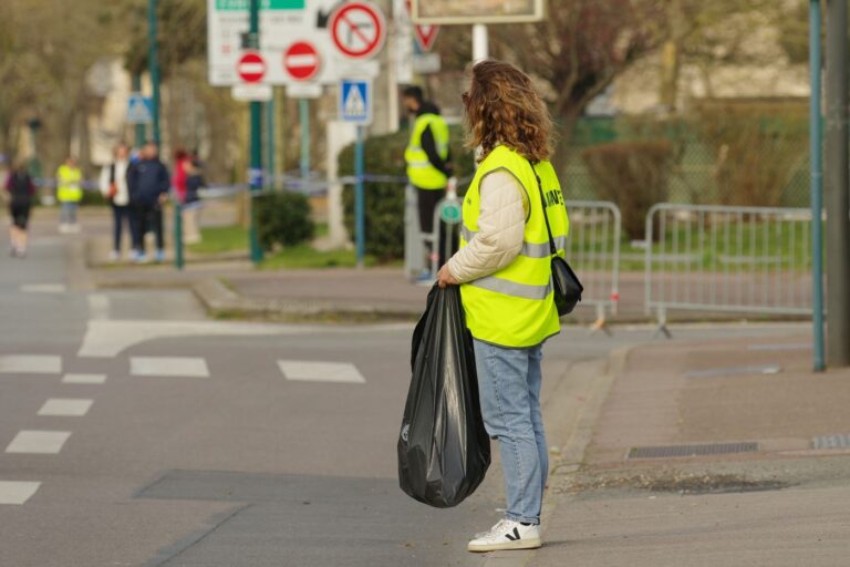 Signaleuse en gilet jaune sur le parcours