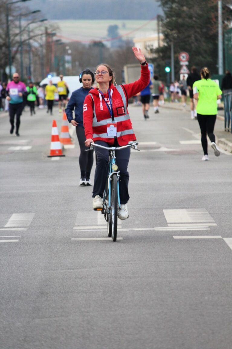 Bénévole à vélo sur le parcours